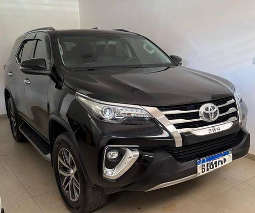 TOYOTA HILUX SW4 2.8 SRX 4X4 7 LUGARES 16V TURBO INTERCOOLER DIESEL 4P AUTOMÁTICO